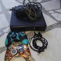 اكس بوكس 360 مهكر للبيع مع: - يدات عدد 2 وياهن حافظة وبطاريات 3 وشاحنا...
