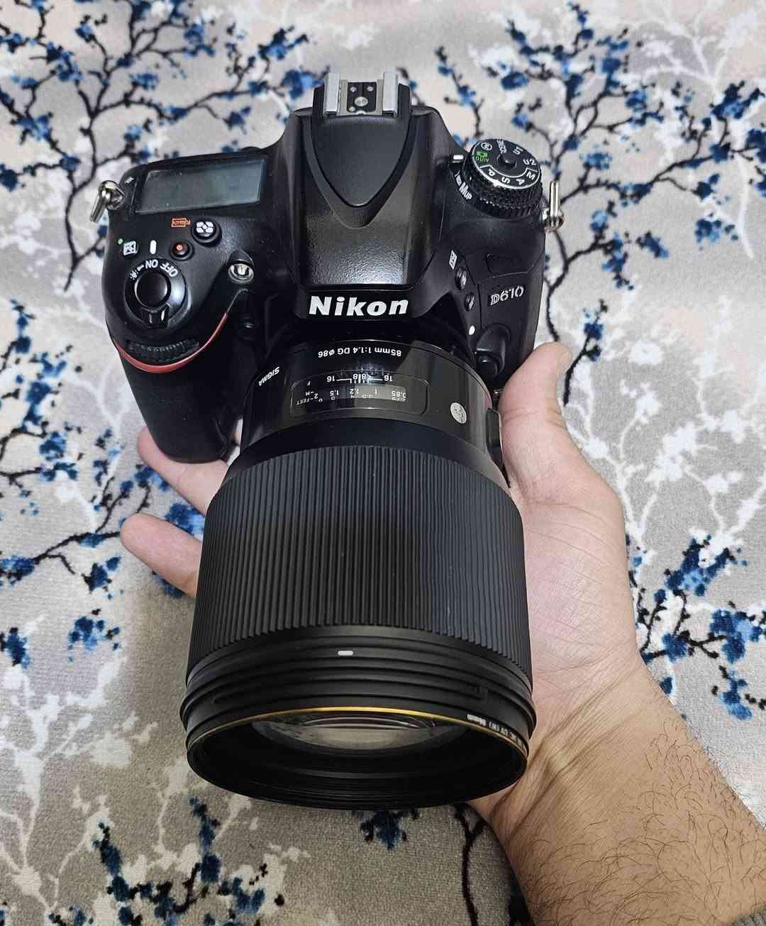 السلام عليكم 
كامرا نيكون 610D مع عدسه 85mm جي ماستر 
مع عدسه 18 105 الكامرا جدا نضيفه العدسه جدا نضيفه 
السعر مليون و٢٥٠ وبيه مجال توصيل موجود للاستفسار ***********
