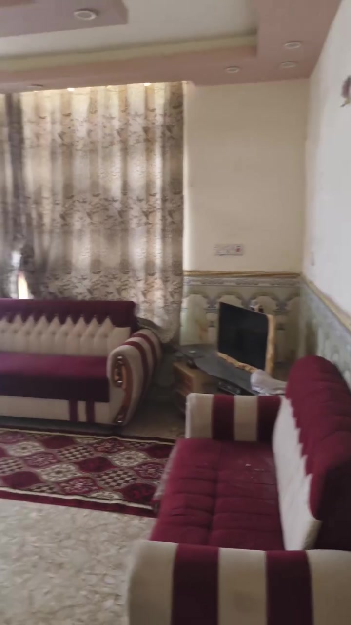 السلام عليكم 
نصف دونم 1.250 متر  للبيع :-
نصف دونم امامي منطقة الاوسمه والانواط.. 
 موقع على الشارع مباشر ..
وجهة دونم كامل 20 متر .. 

تفاصيل :-
مساحة بناء بيت 250 متر + مشتل 100 متر .. 
 مساحة الحديقة 400 متر .. 
ومساحة خلفيه غير مستخدمه 500 متر .. 
نوع العقار عقد 35 

السعر 150 وبي مجال 
الرقم *********** متواجد واتساب
