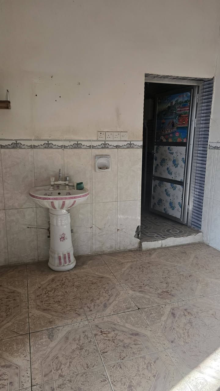 سلام عليكم بيت للايجار مساحة 200 غرفتين وصالة وستقبال ومطبخ و صحيات وحمام داخلية وخارجية العنوان سدة الهندية معافات حي النصر قرب مولدة سيف: : : : : ***********
