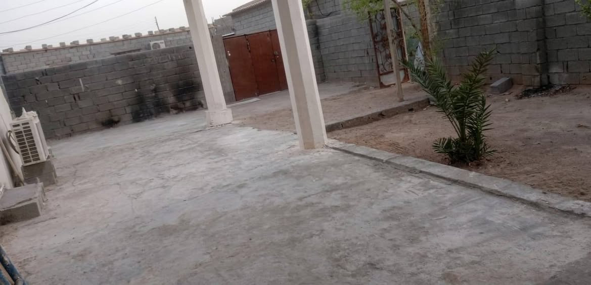 بيت للبيع في الزبير شارع المكصب قرب سنتر رشيد مساحه البناء الكلي 1400ويبعد عن شارع اكثر 400متر
