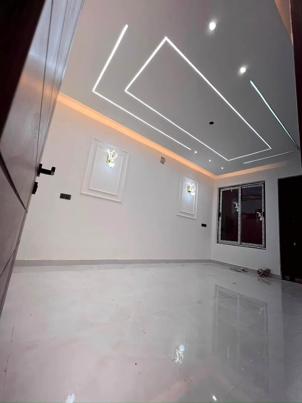 دار للبيع  طراز ملكي100 متر 🏠 السعر 250
حي الجهاد مربع الامانه  🔑 

  شغل فول درجه اولى

📍مقابيل البيت سياج مدرسه عله طول الشارع 

         🫵🫵مواصفات الدار 👇👇

ارضيه بورسلين 80 في80 نانو بولش 

ديكورات صقوف صاله ومطبخ وغرفه نوم 🛌 

نضام درج بيانو 🎹 أناره 

محجر الدرج زجاج مسكرت 10 ملم 

باب قاصه بلازمه 

نضام حاكيه شاشه صوره وصوت 

جداران مطبخ وحمامات بورسلين هندي تصفير 

مدخلين ثلاث نوم 🛌 

اثنين حمام 🛁 صاله مطبخ 
مكتب اليزن***********
