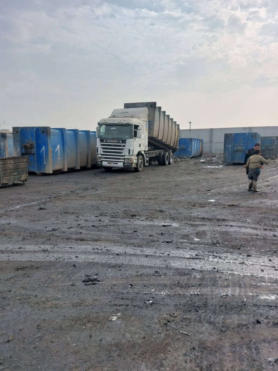 السلام عليكم
سيارة سكانية رافع حاويات
موديل 2002
طول الجك 7متر
مكينة 6 سلندر 
كير 3×3
مجموعة سربس هوائي حساس 
***********
