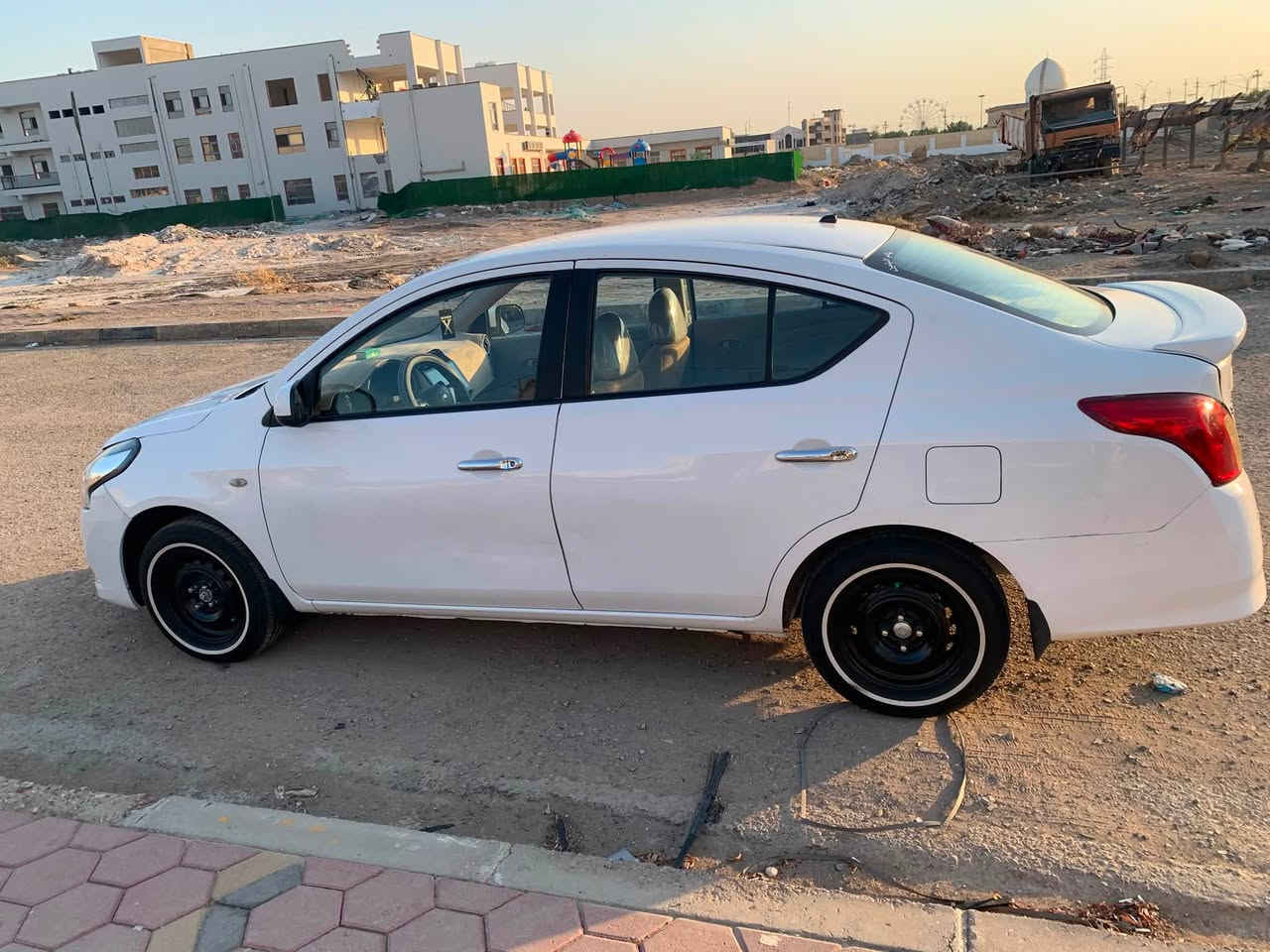 السلام عليكم 
نيسان سني هندي 2019بليته زركه 
رقم جديد  بغداد دولي بسمي هزه جديده سنويه 2029
تبريد شغل 
سياره تحكم سترين 
شاشه كامره 
ودواخله كله مغلفه وجديده  
صدر جديد امامي خلفي 
مكان بل واسط /كوت 
***********
