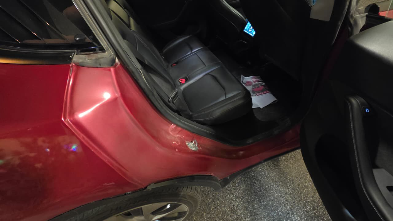 السيارة: Tesla Model Y  Long Range Dual Motor AWD
اي استفسار عن السعر وباقي التفاصيل يرجى الاتصال الخاص مهمل (السعر مناسب جداً ) كل شي مذكور ومرفوق داخل الصور 
*********** 
اونلاين فون كي 
ممشى: 38,000 كيلو
سنة الصنع: 2023
رقم الهيكل (VIN): 7SAYGDEE4PA187927
⚡ البطارية والشحن
نوع البطارية: ليثيوم أيون
الشحن السريع: DC Supercharger، 10–80% خلال 25–30 دقيقة تقريبًا
شحن AC: 220–240V، 16–32A
المدى النظري: ≈ 500 كيلو
🏎 الأداء والمحرك
عدد المحركات: محرك أمامي + محرك خلفي (Dual Motor)
الدفع: كلي كهربائي AWD
التسارع: 0–100 كم/س ≈ 5.0 ثانية
السرعة القصوى: ≈260 كم/س
🌡️ أنظمة التحكم والراحة
نظام تبريد متطور للبطارية والمقصورة
مراوح وكمبريسر متكامل للتحكم بالحرارة
Autopilot جاهز مع إمكانيات القيادة الذاتية
نظام Energy / Consumption لمتابعة الصرف والبطارية
🛋 مواصفات الداخلية الكاملة
1️⃣ المقاعد
مقاعد أمامية كهربائية قابلة للتعديل مع ذاكرة وضعية السائق
مقاعد خلفية قابلة للطي 60/40 لتوسيع صندوق الأمتعة
مقاعد جلدية عالية الجودة (Vegan Leather)
تدفئة المقاعد الأمامية والخلفية
دعم جانبي ممتاز للراحة في المنعطفات
2️⃣ المقصورة والراحة
تكييف أوتوماتيكي ثنائي المناطق (Dual-zone climate control)
فلتر HEPA عالي الجودة لتنقية الهواء
نظام تدفئة وتبريد فعال مع تدفق هواء مخصص لكل منطقة
سقف بانورامي زجاجي بالكامل (Panoramic Glass Roof)
إضاءة داخلية LED قابلة للتخصيص
3️⃣ الشاشة والتحكم
شاشة لمس مركزية كبيرة  (Touchscreen)
شاشة خلفية
التحكم في كل وظائف السيارة من الشاشة:
نظام الملاحة
الوسائط الترفيهية
الكاميرات والرادار
تكييف الهواء والتحكم بالمقاعد
عدادات رقمية رقمية أمام السائق
تحديثات برمجية أوتوماتيكية عن بعد (OTA)
4️⃣ الوسائط والترفيه
نظام صوت فائق الجودة (Premium Audio System)
مدخل USB-C للأجهزة الأمامية والخلفية
بلوتوث / واي فاي / تطبيق Tesla فون كي 
إمكانية بث الموسيقى والفيديو عبر الإنترنت
5️⃣ أنظمة السلامة والمساعدة
كاميرات 360 درجة + حساسات ركن أمامية وخلفية
تحذيرات مغادرة المسار + نظام الحفاظ على المسار
Autopilot (قيادة شبه ذاتية)
فرامل أوتوماتيكية للطوارئ
مستشعرات ضغط الإطارات TPMS
6️⃣ التخزين والمرونة
صندوق أمامي (Frunk) + صندوق خلفي (Trunk) واسع
مساند قابلة للطي لتوسيع مساحة التخزين
أماكن لتخزين الأدوات والحقائب الصغيرة
منافذ طاقة 12V داخلية
مقاعد وأرضية مقاومة للاتساخ
مساند رأس قابلة للتعديل
شاحن 32 اصلي 
وباقي مواصفات التيسلا العادية
