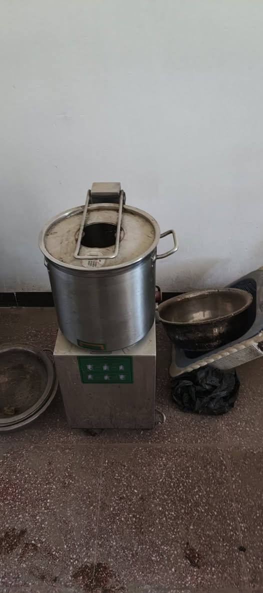 خلاط حمص بطحينة صناعي مستعمل قليل وشغال على الفحص حجم ٢٠ لتر   حجم الكبير السعر  ٣٥٠٠٠٠ العنوان بغداد الكرخ هاتف ***********
