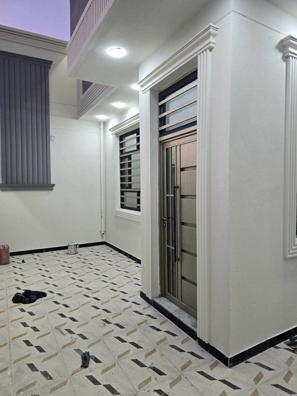 🏡2 بيوت للبيع_بناء حديث غير مسكون كونكريت مسلح
الديوانية / مجمع حيدر ابن حجي هندي بلوك 13 حولي الجامعة . 
🔸طابو زراعي سند 25  . 
المساحة 200م² – طابق واحد
🔹 2 غرفه نوم + استقبال + صالة
🔹 3 صحيات
🔹 مطبخ 
📞 للاستفسار: [***********
