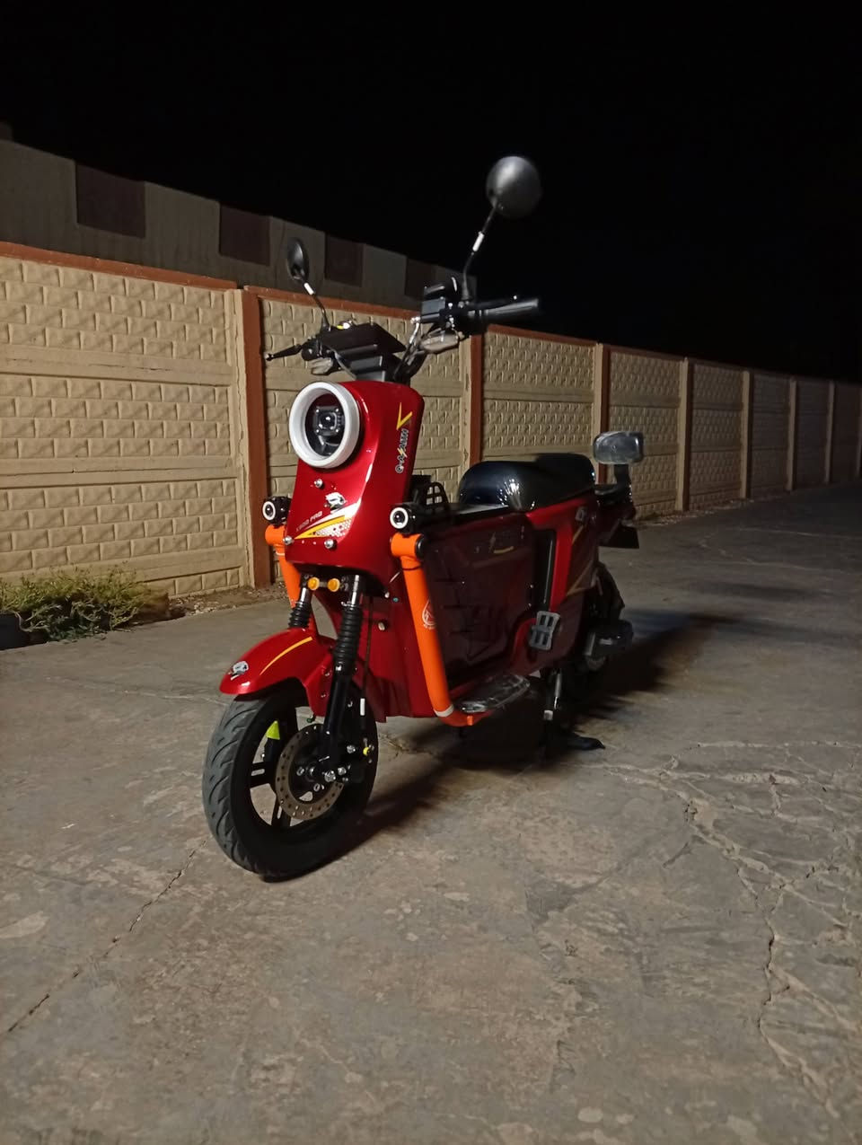 دراجه شحن X900PRO  البيع الدراجه حيل نضيفه مابيه اي نواقص مستعمله شي قليل  الملف 2000  خمسه باتري.   السعر 575 وبيه مجال  الستفسار (***********)
