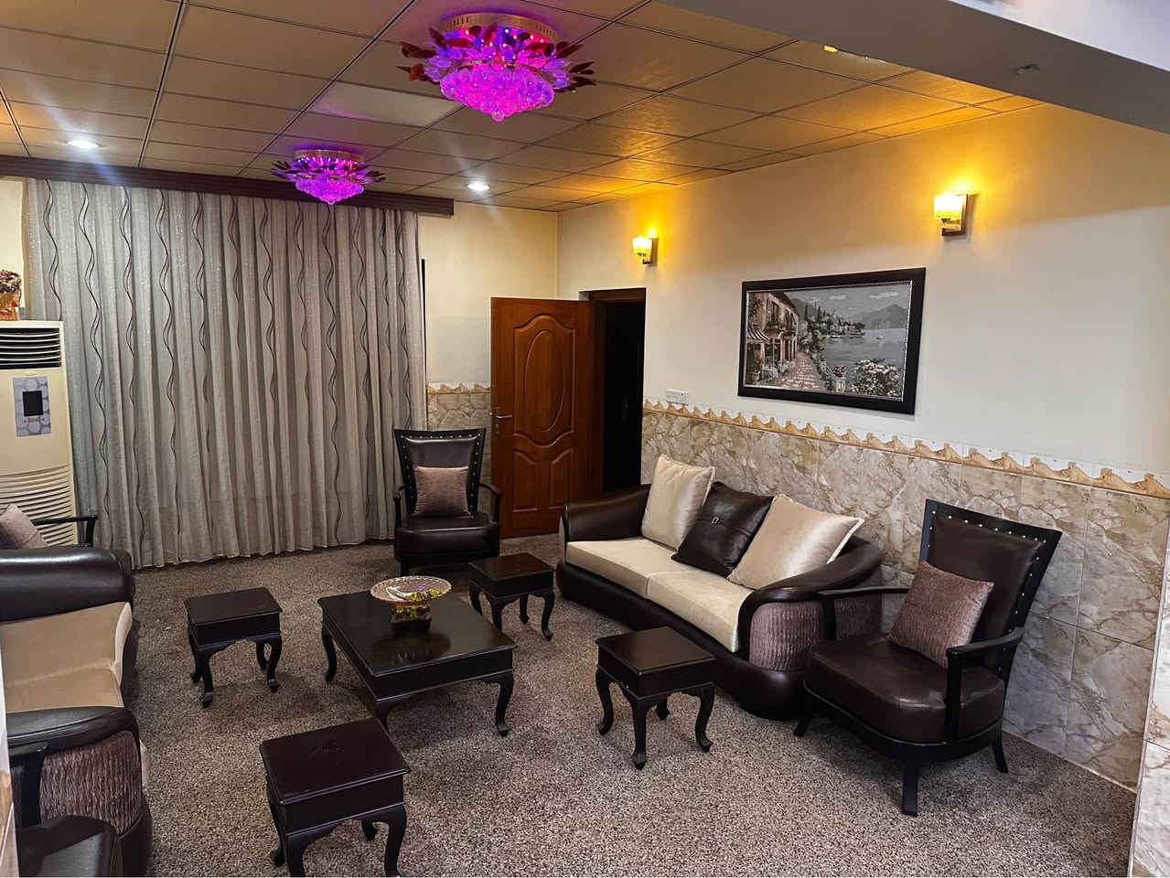 قەنەفە بۆ فرۆشتن 
زۆر تازەیە و کەم بەکارهاتووە
تەپڵەکەکانیشی لەگەڵە
سعرەکەشی٢٠٠٠$ و معامەلە
بۆ زانیاری زیاتر *********** السليمانية, العراق
