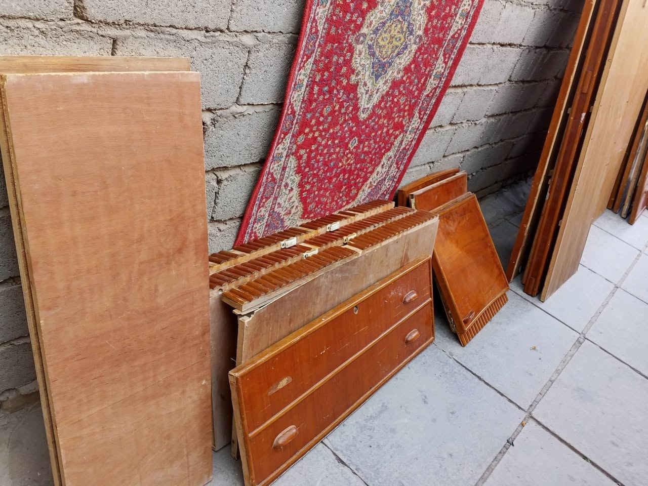 غرفه مفصخه خشم نضيف بس جام محتاجه كامله كل غراضه قيم و اخذ مكان الديوانيه دغاره ***********
