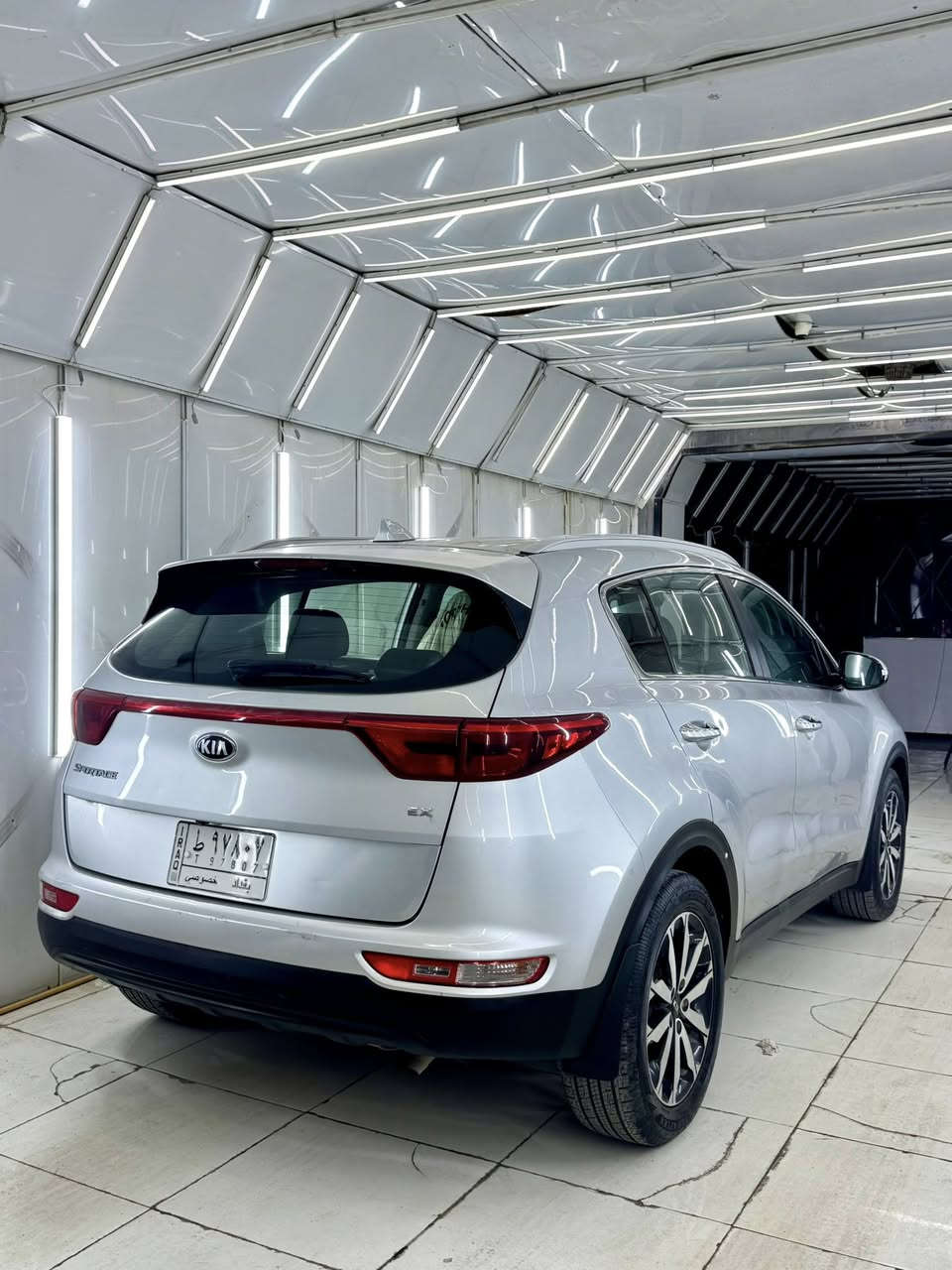 السلام عليكم كيا سبورتج وارد امريكي فول مواصفات موديل 2018 رقم بغداد تحويل ثاني يوم محرك 2400 حادثها سطحي البنيد من فوك بدون دواخل شاصي لغد طخة مبيهم عالسونار المواصفات 
بصمة ابواب وتشغيل
شاشة كبيرة كاميرا خلفية 
تبريد قطعتين
كشنات جلد وكهرباء وتدفئة
ردارات جانبية
وضعيات قيادة 
مري شفط
وباقي المواصفات المعروفة السيارة جاهزة دينار متصرف عليها ادامة كاملة قبل كم يوم  للبيع فقط السعر 155 ورقة بيها مجال بسيط حق الجية للاستفسار *********** مكاني بغداد
