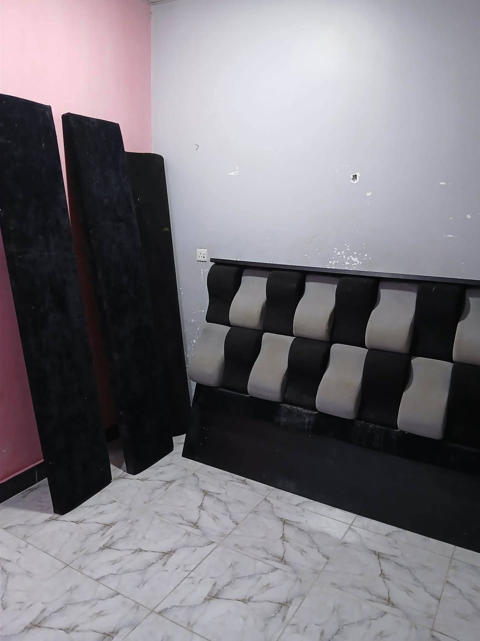 الغرفه . كنتور و سرير  وميز مرايه . و ميز جرارات وكاونتر سنك ٣ أبواب مع طباخ ٤   عيون صغير سعر 300الف العنوان  الجبيله***********
