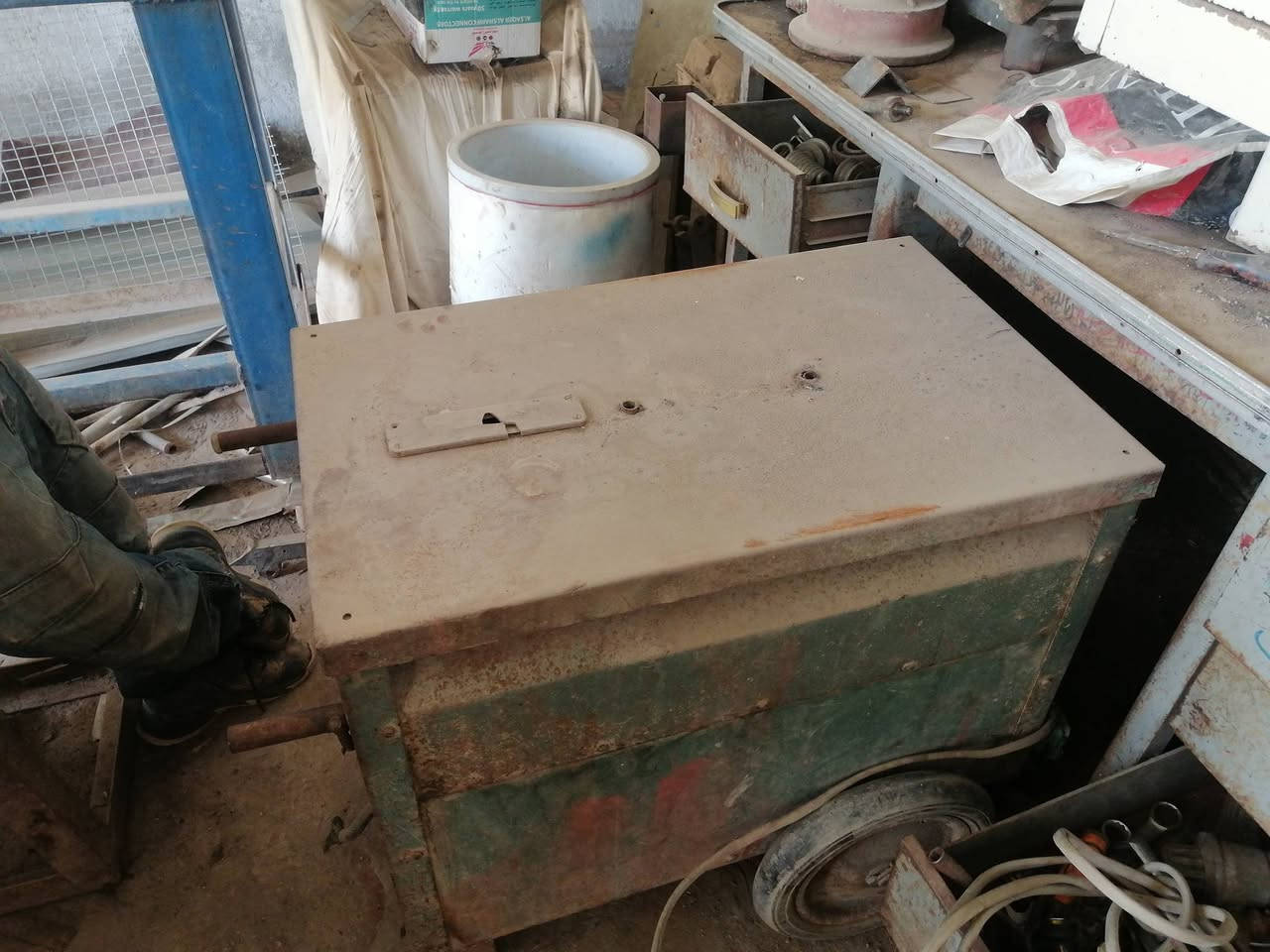 السلام عليكم اخوان اغراض حداده للبيع مكينه كونكار تشتغل ثري فير وسنكل فير +كوسره ثابته ثري فير +مكينه بلغاريه كراكره +مكاين عراقيات عدد 2 للاستفسار الاتصال على الرقم *********** لمكان محافظة الناصريه
