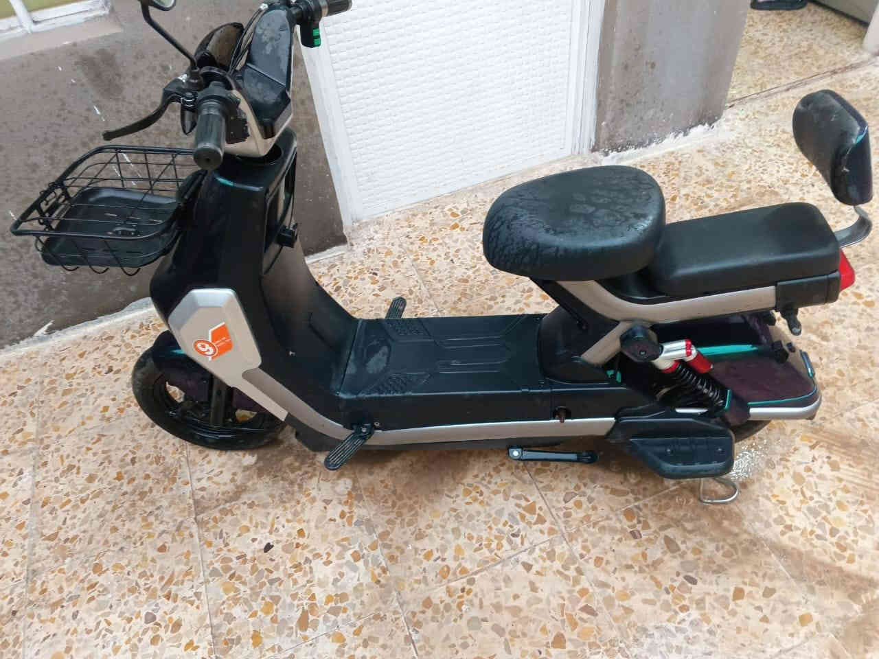 السلام عليكم من رخصت صاحب الكروب العزيز عندي دراجه شحن نضيفه تجي وتشوفها بطاريات 5 اسويجات 2 الدارجه خير من الله سعره 300 عنوان قرب سوق حي نصر  ***********
