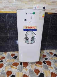 ثلاجة صغيرة • شغالة • طولها ١٢٧سم