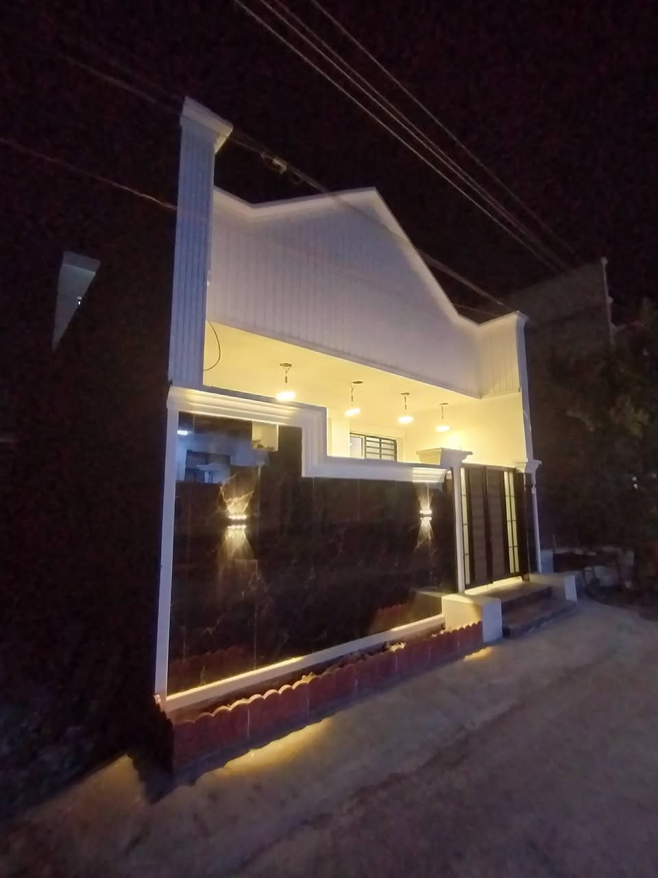 سلام عليكم بيت البيع المساحه ١٠٠ متر مجمع العدل لأول طابق ونص لبيت يحتوي على ستقبال ومطبخ وصاله غرفه نوم عدد ٢ وصحيات عدد ٣ وبيتونه اتصال واتساب ***********
