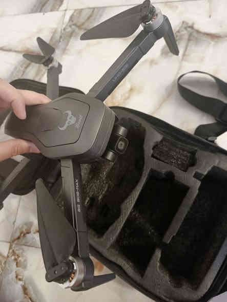 درون نوع Sg 906 max ماكس العملاق بمواصفات عالية
درون حجم كبير ذو تصوير احترافي
كامرة دقة عاية بگمبل ثلاثي لثبات الفيديو اثناء التصوير 
خاصية الثبات العالي في الطيران والهواء العاصف
خاصية الجي بي اس تعود الى نقطة الاقلاع في حال فقدن الاشارة من الريمونت
محركات برشلس قوية ومراوح كبيرة مرنة
ريمونت شحن واضائة داخلية
دبل بطارية كل بطارية تعطيك طيران اكثر من عشرين دقيقة 
حقيبة للحمل والمحافظة على الدرون 
للبيع مكاني بغداد  
السعر ٢٩٠ الف ولي مجال
