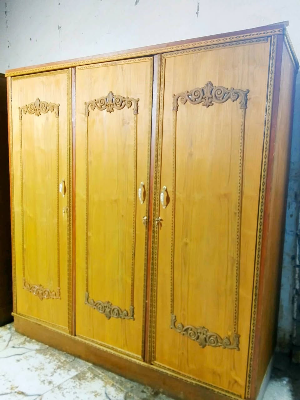 كناتير مستعمله ثلاثة أبواب تسكام للبيع مكاني الشوملي ويوجد خدمة توصيل ***********
