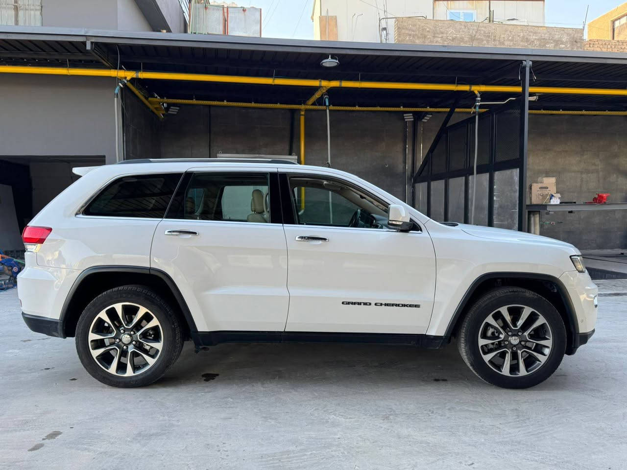 السلام عليكم  للبيع جيب كراند شيروكي وارد خليجي لمتدد موديل 2018  حساسات امامي خلفي  مري قلاب   وشفط   جكات تصعد وتنزل داخل عسلي شاشه حجم كبير  ويل كب اكروم 20  سياره أمفوله مواصفات بانزين عادي تمشي ضرر جاملغ بدون دواخل انشخط وبدلته بواحد وكاله موتجاري سياره نضافته مليار متصرف عليه الف رقم جديد اربيل تحويل ثاني يوم بسمي سعره 257 ومااعتقد اكو هيج سعر  ***********
