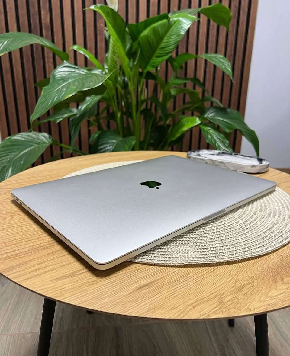 🍎🪟 **MacBook Air 2017 | نظام حسب طلبك!**
💻 **مواصفات الجهاز:**
• المعالج: Intel Core i5
• الرام: 8GB
• التخزين: 128GB SSD
• الشاشة: 13 بوصة ناعمة وواضحة
• الكاميرا: دقة عالية FaceTime HD 
• الكرافيك: Intel HD Graphics 6000
• الكيبورد: عربي + إنجليزي (ليزري ضوئي)

🎁 **الملحقات المرفقة:**
• ماوس لاسلكي
• الشاحن الأصلي Apple
• حقيبة حماية
• هارد خارجي 500GB (هدية مجانية)

⚡ **ميزة حصرية عندنا:**
🍎 تريده بنظام macOS الأصلي؟ ✅ موجود
🪟 تريده بنظام Windows 11 Pro؟ ✅ موجود
أنت تختار

✅ **لماذا تختاره؟**
جهاز Apple أصيل بأداء قوي وسرعة عالية، يشتغل بنظامين، مثالي للطلاب والموظفين والمصممين، بضمان حقيقي وتوصيل لكل العراق.

💵 **السعر: 250  فقط**
🚚 **توصيل مجاني لكافة المحافظات**
🛡️ **ضمان سنة كاملة من تاريخ الاستلام**

📩 **تواصل معنا الآن عبر وتساب 
***********
