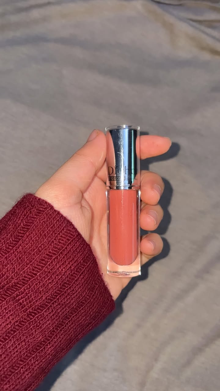 مجموعة احمر شفاه من Drohoo 4 
قطع من الحمر قطعتين رقم 6 مثل ما موضح بالفيديو وقطعتين واحد 4 وواحد 5 
توصيل فقط البصرة .
كلهم ب12 فقط مع التوصيل. 

الملمس مالتهم مات سوفت يعني مات بس ما يجفف الشفه كلش. ولونهم كلش كلش ثابت يحتاج مزيل مكياج يلا ينمسح.


**إذا كنت صاحب هذا الإعلان وتريد حذفه لأي سبب، رجاءا أرسل رسالة إلى الدعم الفني**