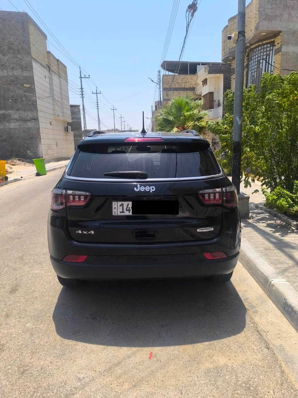 سياره للبيع نوع جيب كومباس 
اللون اسود 
موديل ٢٠٢٢
دفع رباعي 
كامره خلفيه 
حساسات بالمرايه 
تبريد قطعتين 
وبعد بيها مواصفات معروفه 
السعر ١٤٠$ وبيها مجال 
العنوان البصره ياسين خريبط 
للاتصال التواصل مع الرقم 
***********
