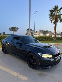 للبيع BMW 330i موديل 22  السيارة M بكج بلاد مختمة بكل مكان حتى البصمة ...