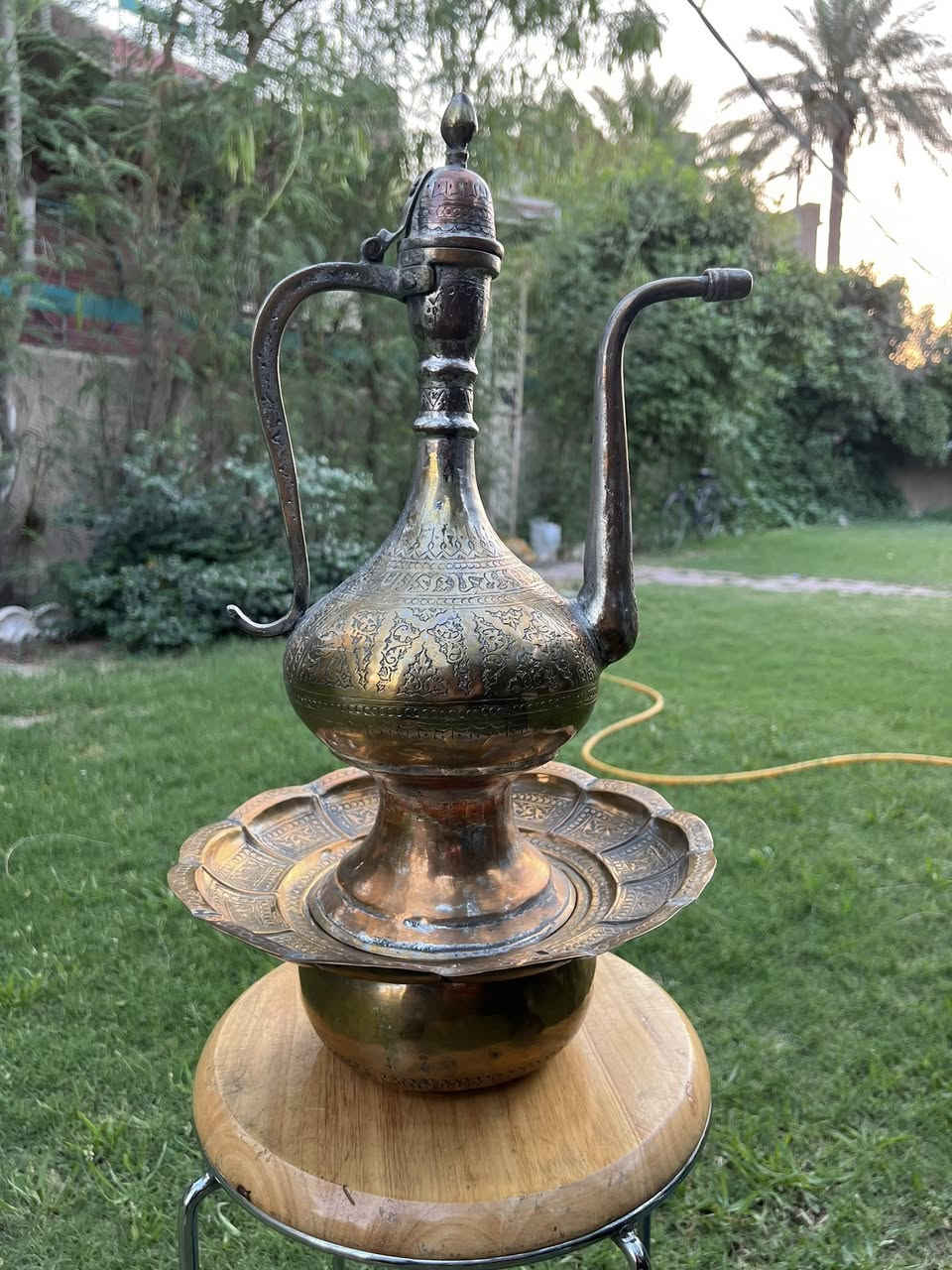 ابريق ولكن نحاس منقوش
القياس الارتفاع 55 سم 
            الابريق 43 سم
            اللكن 12 سم
السعر ٢٥٠ الف 
واتساب ***********
