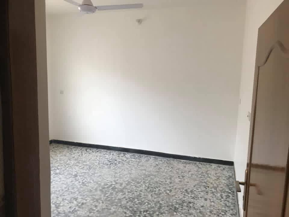 شقة للايجار 
عنوانها حي النقيب قرب كرزات سلوان تحتوي على غرفتين منام وصالة ومطبخ وخدمات المساحة 100 متر كاملة الخدمات سخانات مراوح مع انارة كاملة نظيفة جداً مجهزة بكهرباء وطني وايضاً مولدة فقط دفع الاشتراك 
للتفاصيل اكثر الاتصال على ***********
