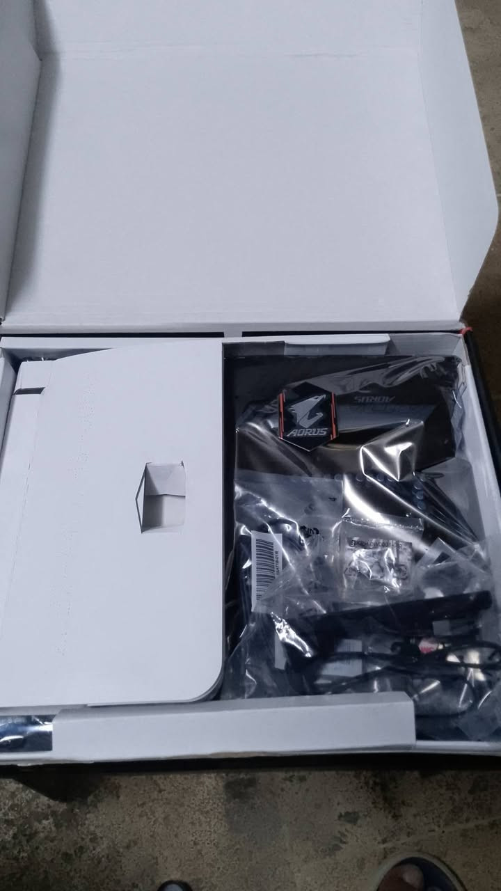 السلام عليكم، للبيع مذربورد B850 AORUS ELITE WIFI7 من الفئة الاحترافية المخصصة للألعاب والمصممين.

أبرز المواصفات:

المقبس: AMD Socket AM5 (تدعم معالجات رايزن الحديثة).

الرامات: تدعم DDR5 لأعلى أداء.

المميزات: تدعم منفذ PCIe 5.0 السريع جداً لكرت الشاشة والـ NVMe.

الشبكة: مدمج بها أحدث تقنيات الواي فاي WIFI 7 وبلوتوث مدمج.

حالة القطعة: (جديدة غير مستعملة ابدأ مجرم فتحت الكارتوة للتصوير).

الملحقات: متوفرة مع علبتها وكافة أغراضها الأصلية.
السعر: (375 مجال بسيط)
الموقع: (بغداد)
للتواصل والاستفسار عبر الخاص أو الرقم: (***********)
