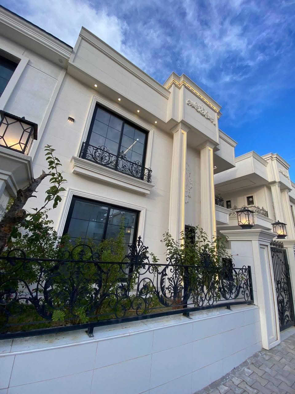 #هيوا_ستي بيع #سريع #بسعر مناسب جدا 🔥
بيت زيرو للبيع في أربيل مجمع هيوا ستي 
المساحة 205م
يتكون 
4 غرف نوم 
صالة 
استقبال مطبخ حار وبارد 
مجموعة صحيات 
البيت ويه كونتر طباخ 

***********

0780 971 5772
