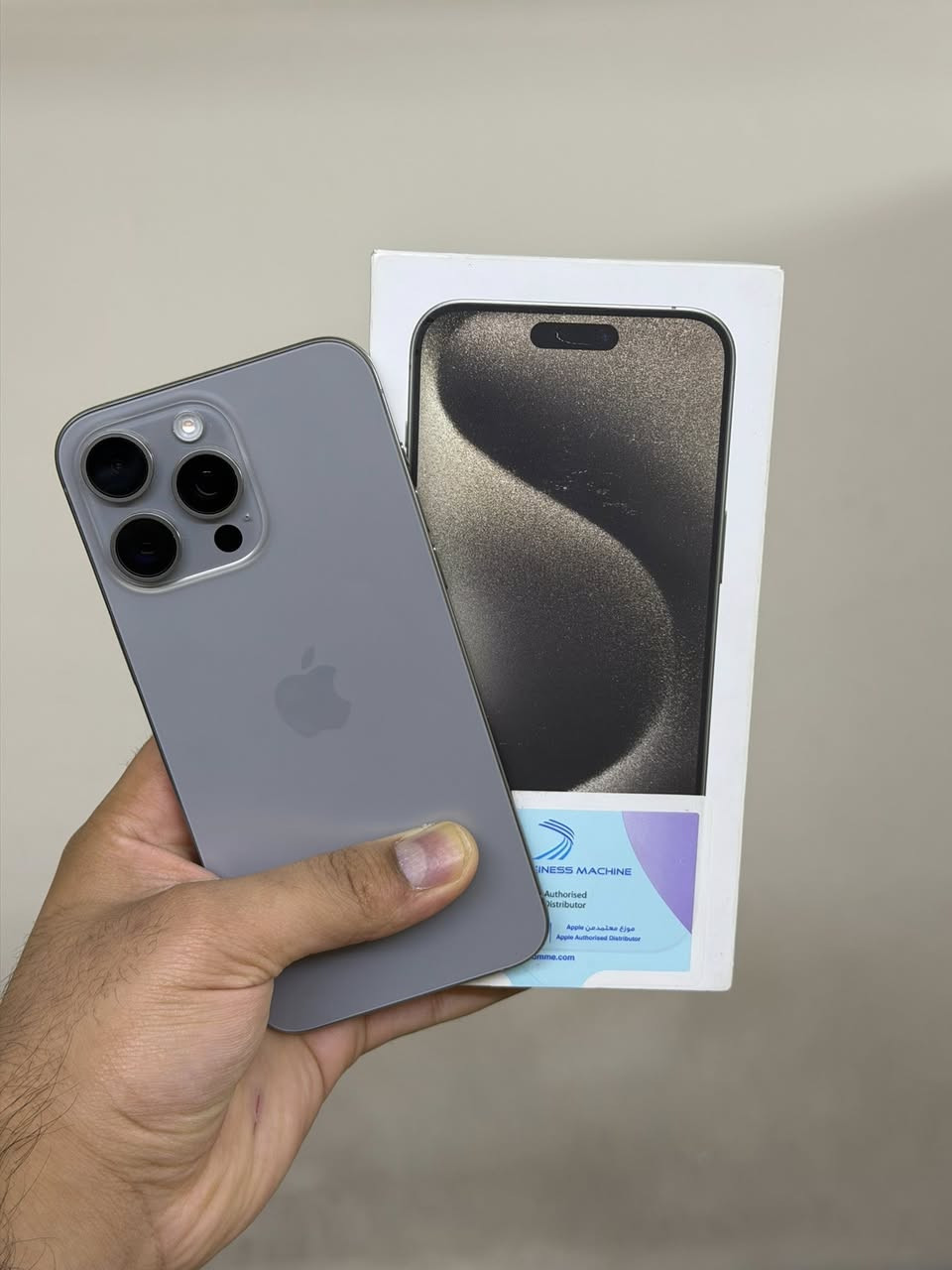 السلام عليكم ايفون 15 بروماكس للبيع  مكفول من كلشي ذاكرة 256gb تيتانيوم شرق اوسط ضمان abm و معلومات البطارية موضحة بالصور 
السعر مليون و 75 قفل
*********** خاص او واتساب
