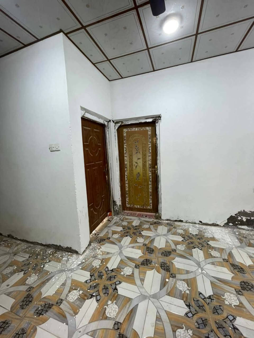 #اسعد_الله_أوقاتكم_بكل_خير ***********
دار  سكن للبيع ⛪️ بسعر بلاش 
بيت حلو  مرتب

#مساحة البيت 300 متر 

#يحتوي البيت على غرفتين نوم 
و ديوان 
و صاله 
و مطبخ 
و صحيات داخلي و خارجي و كراج سياره 
البيت مرتب وجاهز

كافه الخدمات متوفره 

#جنس_العقار :: طابو صرف زراعي بأسم عراقي سند ٢٥   

#العنوان ابو الخصيب الطريزاويه 

سعر البيت 72 مليون  و بي مجال 
#للاستفسار الاتصال على الهاتف 📞📳
📳((***********
