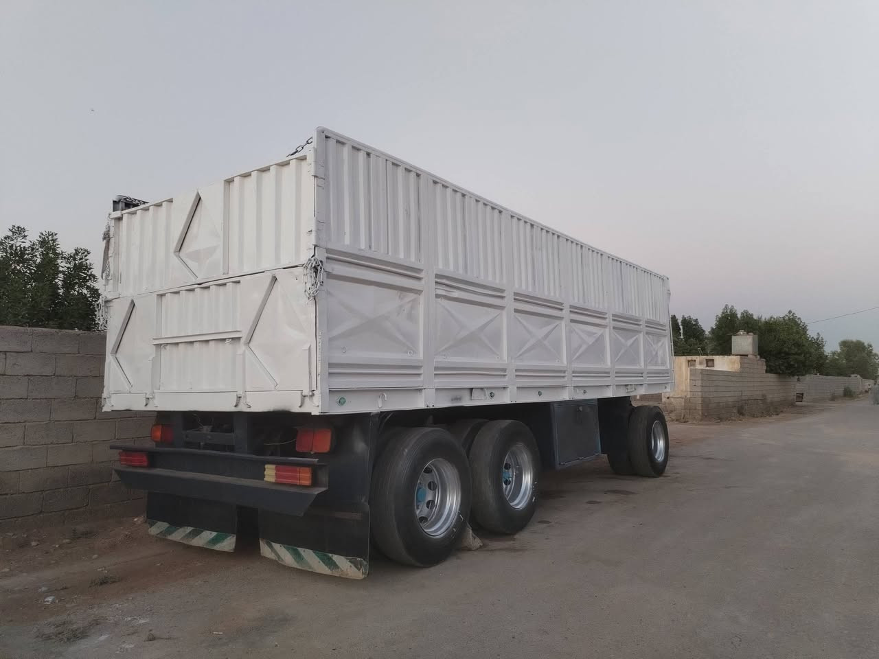 مقطوره البيع طول ٨ متر
نجمه وكيربي شاصي عمل
دناكير 14 براد رتفاع ١٧٥
كامله هواي كهربا تايرات
باقي التفاصيل ***********
مكانه ديالى خان بني سعد
