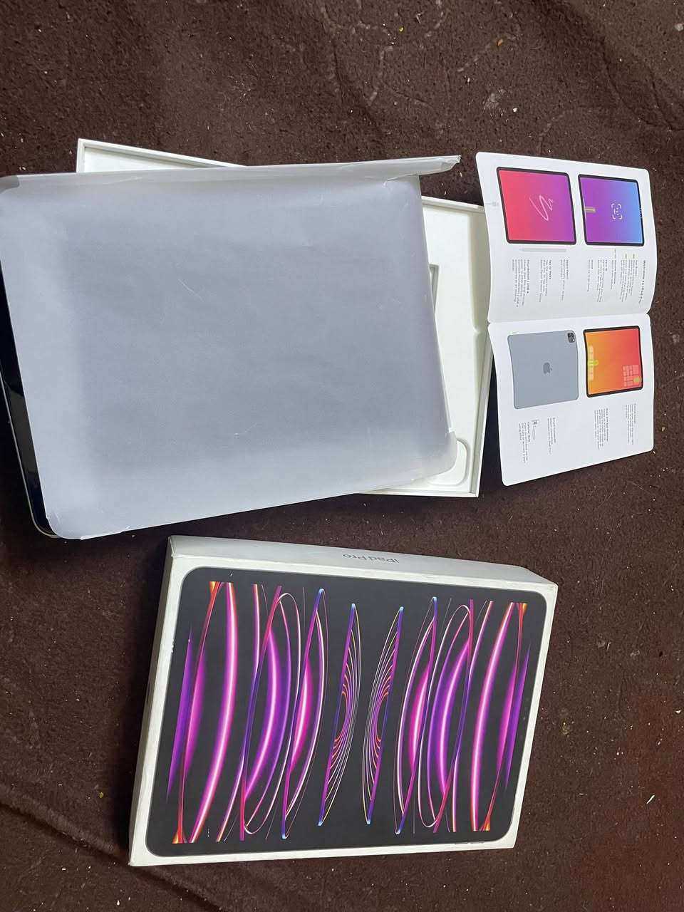 ايباد برو M2  256اعلى فئة ابو سيمكارت يعني يدعم سيمكارت
جهاز مشتري جديد ضمانه نتها عندي بل 2024 تلفون ميندل شارع مال بيت يعني مداخل صيانة ولا بي اي شي مكفول ممبدل اي شي بي
مكاني بغداد الحسينية 
***********
سعر 850
