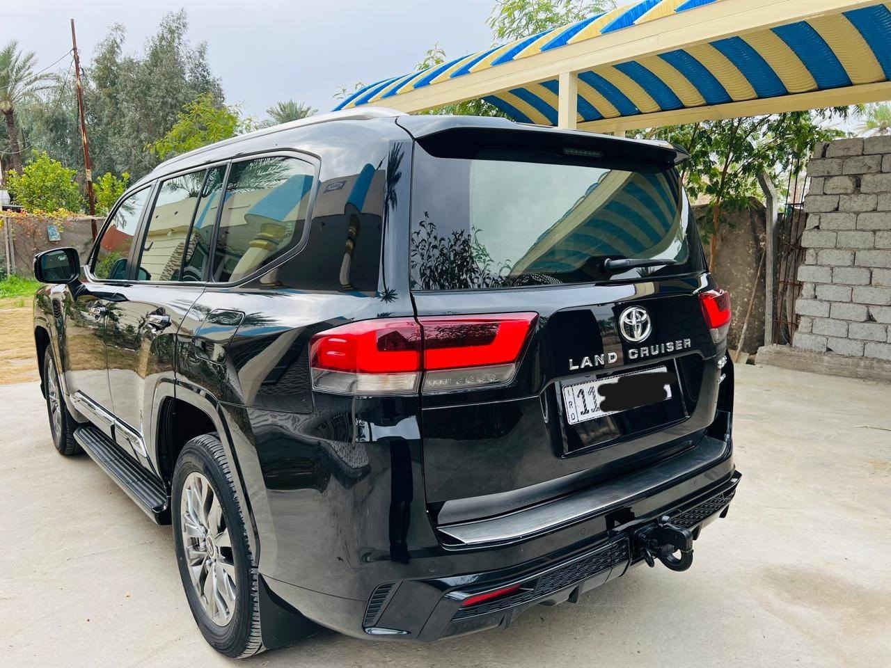 السلام عليكم للبيع لاندكروزموديل 2023 تكمه  وسنويه ساز رقم بغداد بسمي تحويل ثاني يوم مكفول كفالة عامه من صبغ وتبديل 
فول موصفات 1/1
بصمه تشغيل 
بصمه أبواب لمس 
تشغيل عن بعد 
فتحه سلايت
كشنات ثنين كهرباء 
كشنات جلد 
كشنات تدفئه تبريد 
8ايرباك 
زراكات 
مري شفط 
شاشات خلفيه 
مطفايه حريق 
جنطه شفط 
سبعه راكب 
ثلاث قطع تبريد 
محرك 4000 تنفس طبيعي 
حساس امامي 
حساس خلفي
 بصمات ثنين 
سبير منازل 
وباقي موصفات ساز معروفه 
ماشيه 32 الف  حقيقي 
سعر (650) 
الاستفسار اتصل على الرقم ***********
مكان بابل حله
