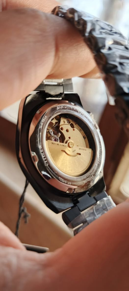 ساعة سيتيزن تسويوسا أوتوماتيكية رجالية - NJ0151-88X

حركة أوتوماتيكية: تعمل بالطاقة الحركية بدون الحاجة إلى بطارية.
ميناء أزرق متدرج بتأثير شمسي: يضفي عمقًا بصريًا ولمسة راقية.
نافذة عرض التاريخ عند الساعة 3 مع عدسة تكبير: لسهولة القراءة.
هيكل من الستانلس ستيل المصقول: متين وأنيق.
قطر الهيكل 40 ملم – سُمك 11.7 ملم: حجم مثالي لمعظم المعاصم.
زجاج كريستالي مقاوم للخدوش: يحافظ على وضوح الميناء ولمعانه.
سوار مدمج من الستانلس ستيل بعرض 20 ملم: تصميم مريح وانسيابي.
مقاومة للماء حتى عمق 50 متر: مثالية للاستخدام اليومي.

تأتي مع كامل الملحقات 

السعر 145 الف ✅


**إذا كنت صاحب هذا الإعلان وتريد حذفه لأي سبب، رجاءا أرسل رسالة إلى الدعم الفني**