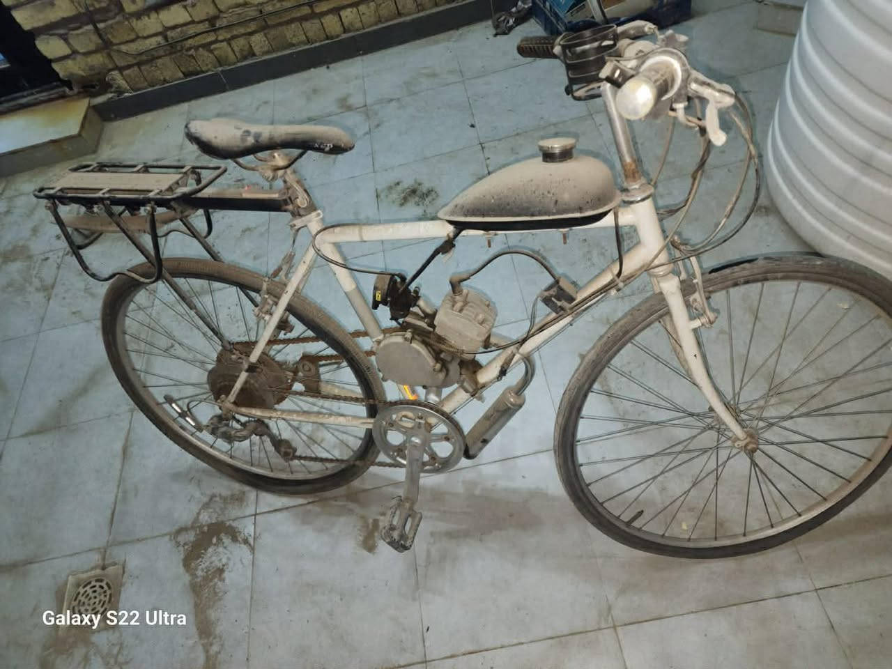 بايسكل محور محرك ٨٠ سيسي  خبط دهن وبانزين ناقصة بس  جوب خلفي ووراس بلك محرك يلمع لمع السعر  ٦٠٠الف وبي مجال 
***********
