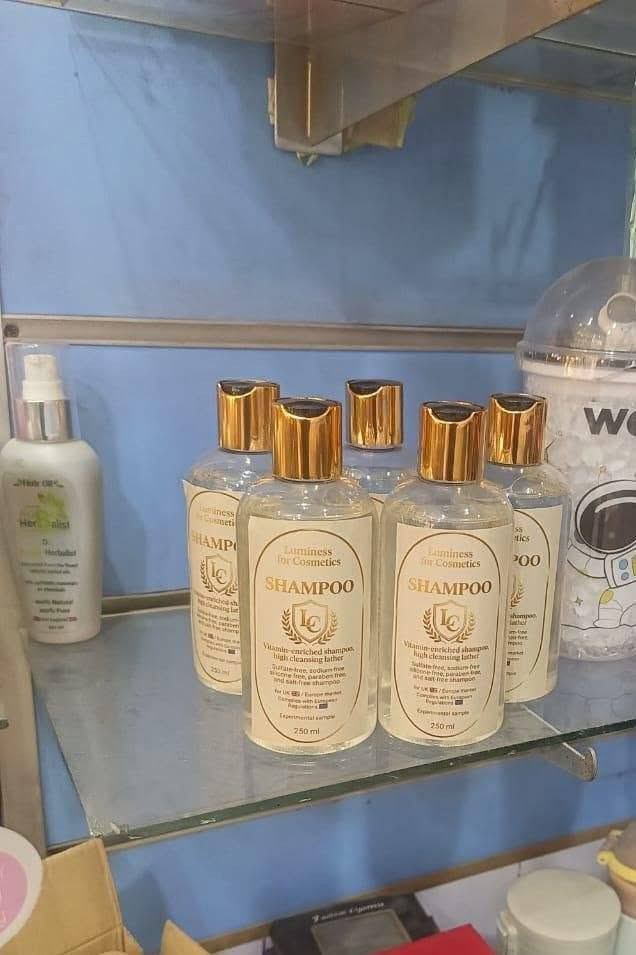 شامبو غني بالفيتامينات (Vitamin-Enriched Shampoo).
سعر خاص. 

رغوة تنظيف عميقة (High Cleansing Lather).

خالي من المواد الضارة: خالي من السلفات، الصوديوم، السيليكون، والبارابين (Sulfate-free, Sodium-free, Silicone-free, Paraben-free).

زيت الأركان الطبيعي (Argan Oil) وخلاصة اللوز الطبيعي (كما يظهر في الهوية البصرية للإعلان).


**إذا كنت صاحب هذا الإعلان وتريد حذفه لأي سبب، رجاءا أرسل رسالة إلى الدعم الفني**
