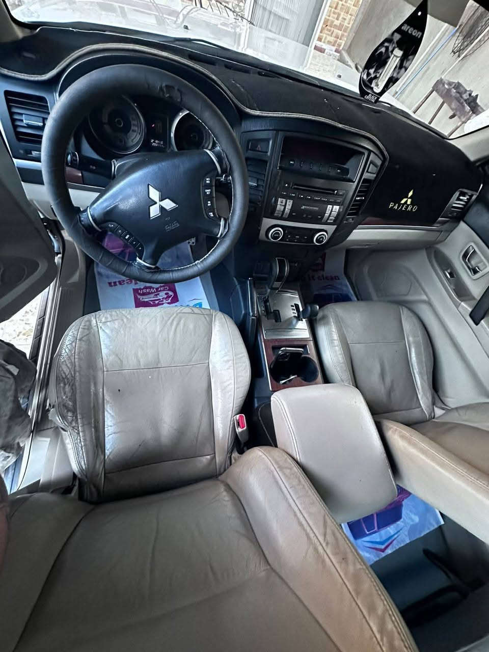 باجيرو 2008 حبتور فول عدى 
الدمام الي بالجنطه البقيه معروفات 
بيها:-
كشنات كهرباء و جلد 
فتحة سقف 
اشاير بالمري+شفط كهرباء 
والباقي معروفات بالباجيرو 
محرك السيارة 3000 
محرك السيارة مفتوح مجفت تجفيت درجه اولى

رقم صاحب ***********
