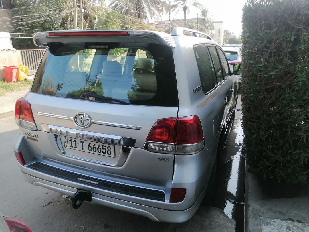 سلام عليكم
لاندكروز موديل ٢٠١١ ستينيه 

باسمي بيهه صبغ كلير 

كفاله من الضربه 
السعر ٢٧٠ بيهه مجال 

***********
