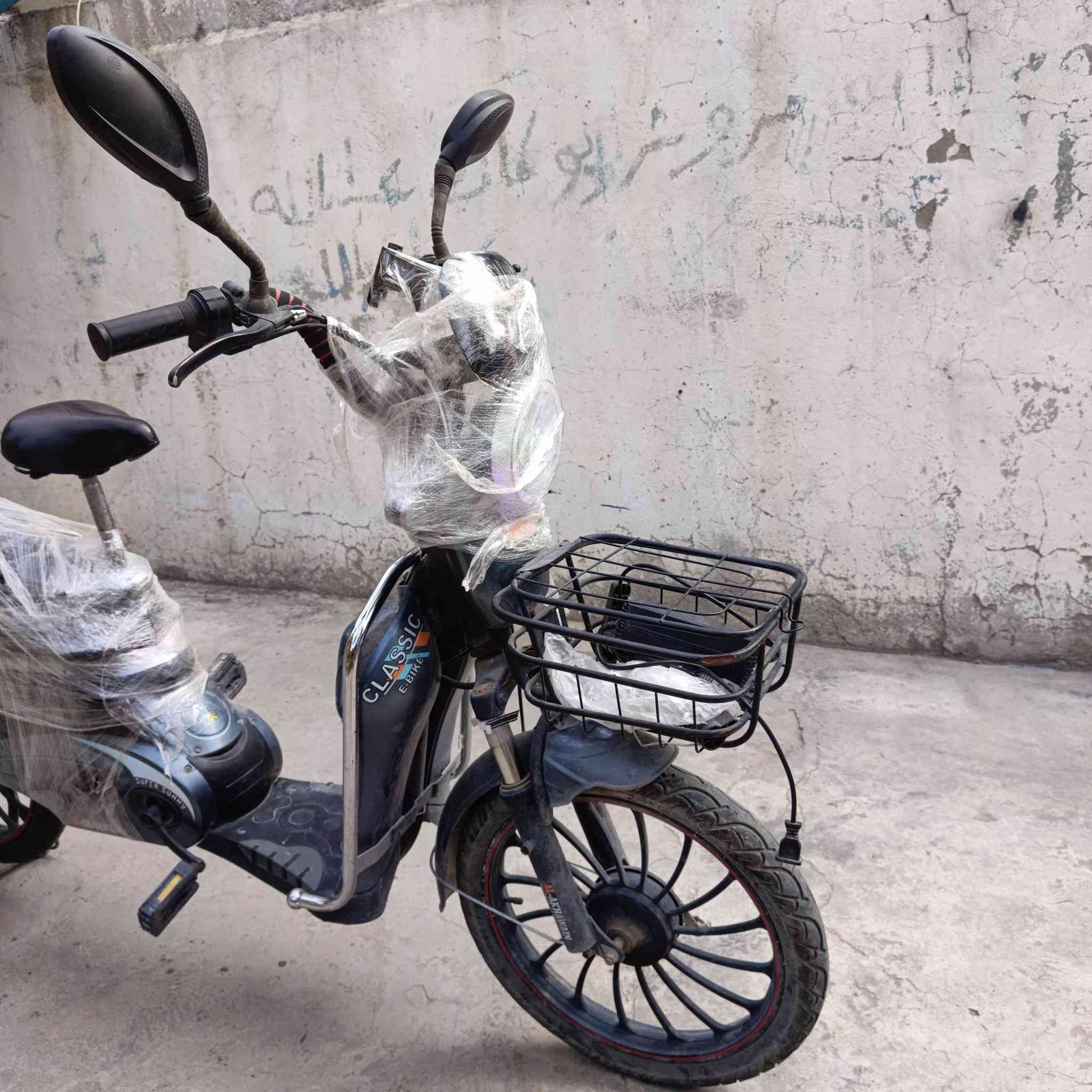 سلام عليكم دراجه شحن للبيع شحنته وياه تاير خلفي جديد شاشه شغاله اشاره لايت  فقط بطاريته شويه ضعيفه كل شي بيها شغال سعر 250 بيها مجال للتواصل ***********
