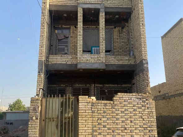 بيت 80م ، غرفتين نوم وصالة ومطبخ وحمامين
نقص واجهة وغرفة ثالثة نقص ارضية وسقفها سندويج 
شارع تبليط ، 
الموقع الدورة البوعيثة يبعد عن السيطرة دقيقتين وقريب عالشارع منطقة خدمات كاملة البيت بإسمي بدون دلال عقد 117 المكاتبة وية صاحب الارض مباشرة بسعر كلش مناسب *********** واتس
