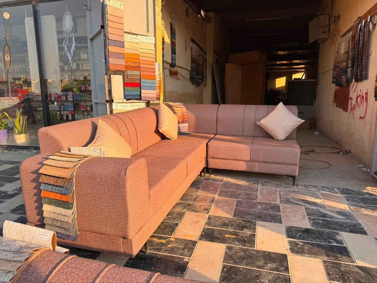 ديوان 10 مقاعد شغل درجه اوله سفنج شرط الضمان تصميم حلو السعر 350 وبي مجال قليل مكاني ديالئ بعقوبه الرحمه وهاذه رقمي ***********

