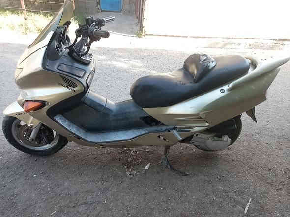 فورزة اسويج بية منفيس مجفت جديد باتري جديد لون ذهبي مميز  كيج حماوة بانزين لايت بك لايت هورن كلة شغال بية الصالنصة مكسورة ولحمتة بس مانضبطت وجعجة ماشادة اخوان ابيع كوم حديد السعر 350 مستعجل حيل مكاني زعفرانية ***********
