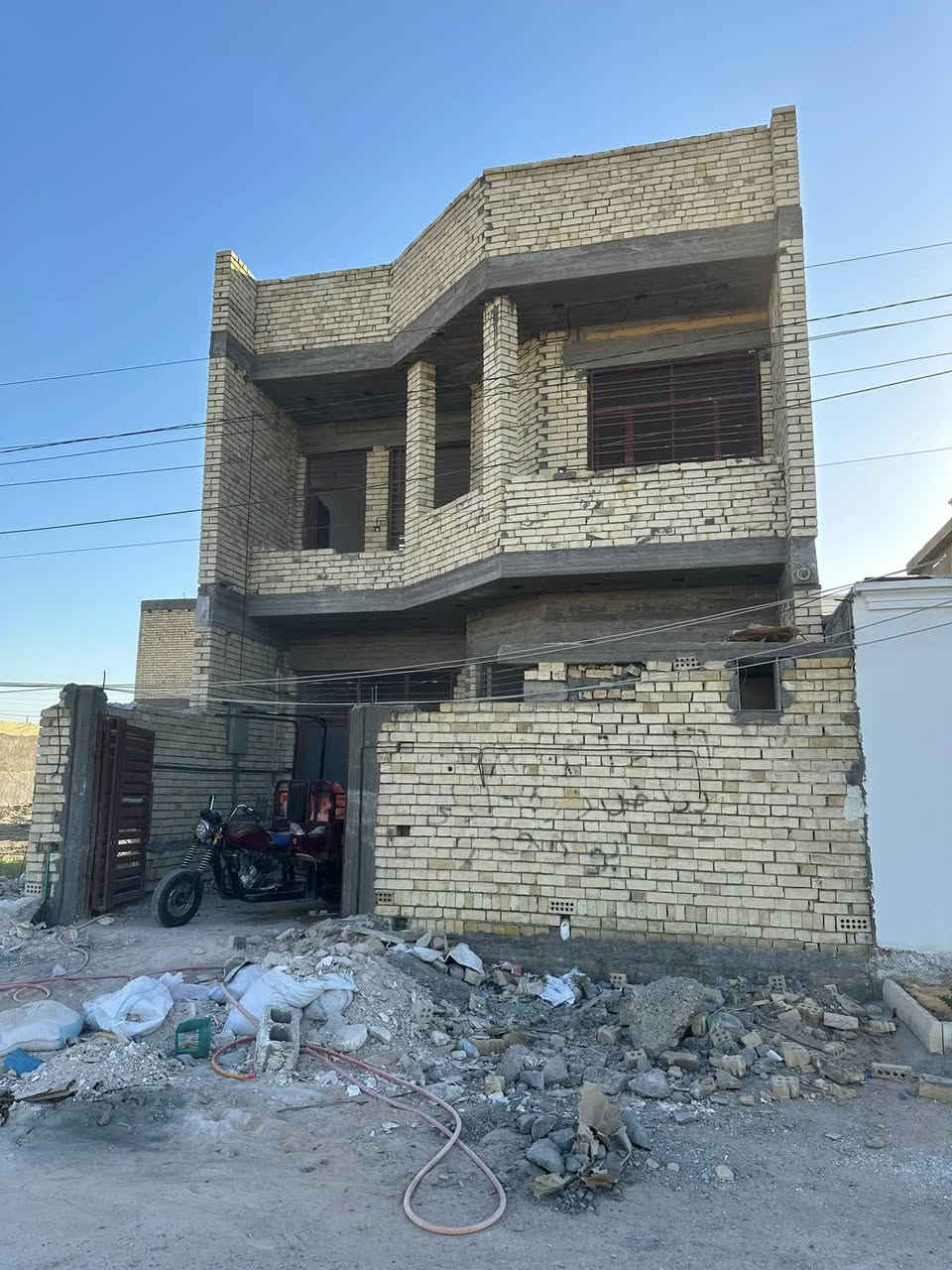 للبيع ‏المساحة 150 متر يحتوي على أربع غرف نوم مطبخ وخدمات صحية عدد2 منور2 حولي ٢ صالة￼ وخدمات صحية خارجية مربع الأول حي النصر مربع البحيرة سند 25 نقص أرضية والفتنك تقفيل البيت بياض كامل مطبخ حمامات سيراميك كاملات للاستفسار اتصل *********** ￼ مباشر من صاحب الدار بدون دلال
