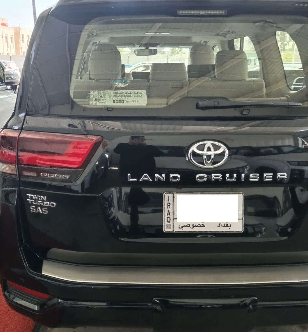 السلام عليكم
تويوتا لاندكروزر GXR TWIN TURBO 
موديل 2022 خليجي أرقام بغداد 
ضمان شركة ساس مستخدم

محرك 6سلندر سعة 3500cc تون توربو
المسافة المقطوعة 100000 كيلومتر
بدون صبغ نظيفة
بصمة تشغيل وبصمة ابواب
تشغيل عن بعد
حساس امامي وخلفي
مقاعد كهرباء جلد تبريد
كشافات أمامية
مري كهرباء
سلايد روف
شاشة وسطية كبيره
تبريد ثلاث قطع
سبعة راكب
صندوق كهرباء
شاشه خلفيه
ثلاجة صغيرة
شاحن واير ليس
ويل كب 20 انج
فور ويل
تحكم استيرن جهتين
مود درايف
اوتو هولد
—————————————————-
معرض الرشيد المركزي لتجارة السيارات
معارض البياع - الشارع الاول - خلف مرآب البياع .
___________________________
للاستفسار اكثر الاتصال على الارقام التالية :.
***********
***********
