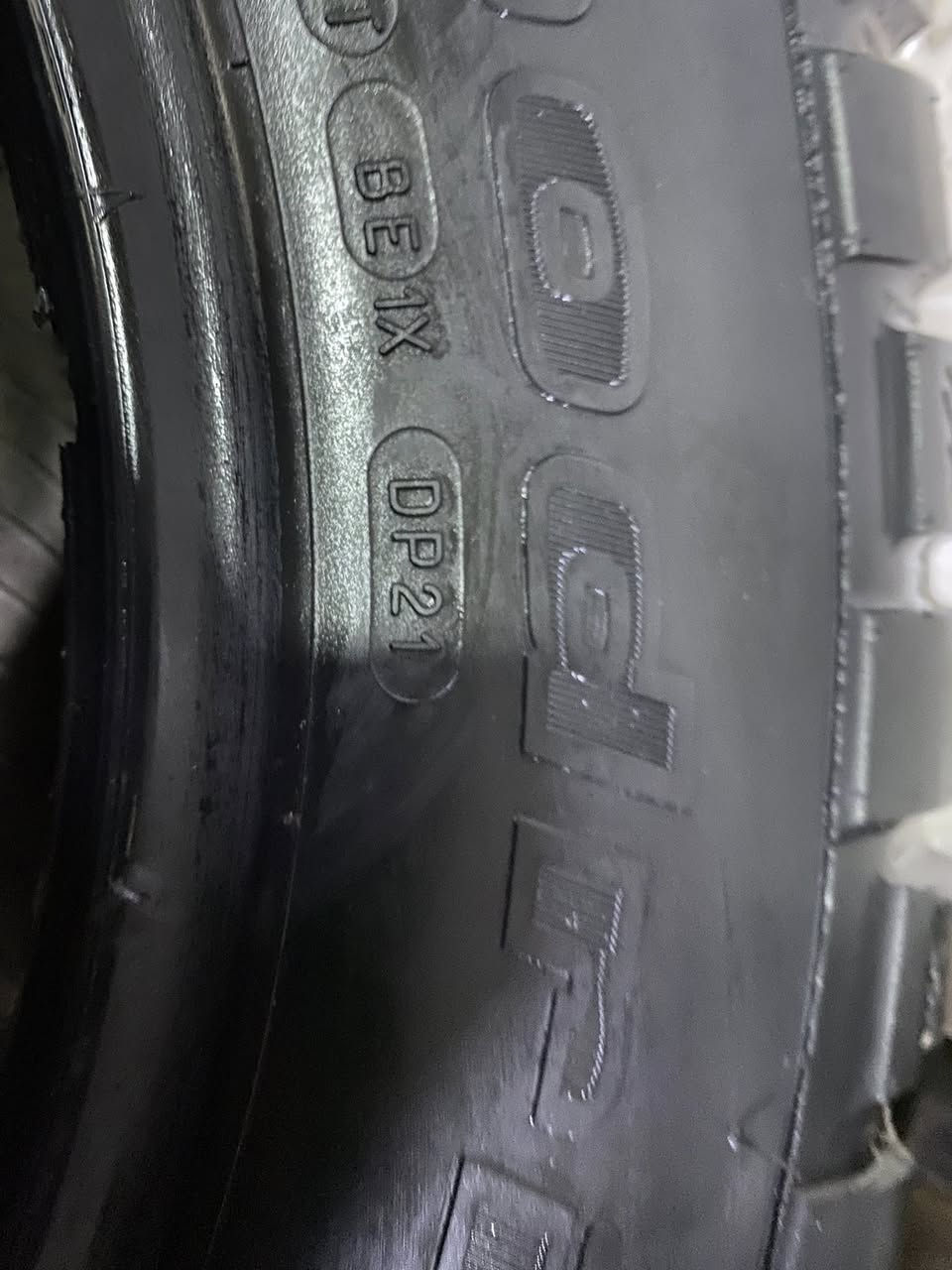 لام عليكم  تخم تاير.   حجم. ١٧يرهم  ع.  أنواع سيارات. دفع رباعي     أمريكي. اصلي.    قياس. ٢٥٥/٧٠/١٧مكان سليمانيه      سعر. ٣٥٠الف         ***********
