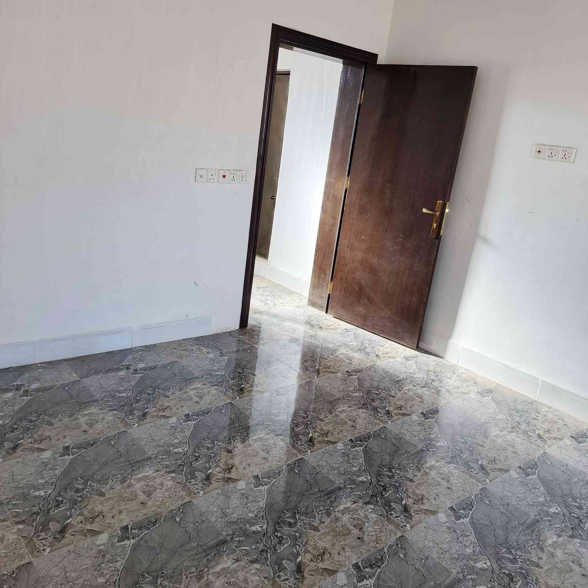 سلام عليكم دار للبيع مساحه 100م 
طابقين
 طابق 1
 ستقبال+مطبخ+غرفه+صالح+صحيات داخل و خارج + منور) 
( طابق 2
 غرفه سويت+ صطح خدمات كامله ماء ومجاري و تبليط باب لبيت مكان لبيت كربلاء بوبيات عامود 20 يبعد عن الأمام 1 ك  للاستفسار اتصال ***********
