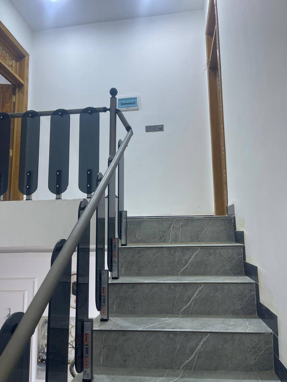 🚨 للبيع – دار حديثة بموقع مميز 🚨
معكم علي عباس من كوديا للاستثمار العقاري
📍 الموقع: النجف الأشرف – حي النداء
منطقة 56، شارع المجمعات
مفتوح على شارع 60 وعلى شارع 15
🏠 المساحة: 100 م²
🏢 الدار طابقين – بناء حديث 2025 (درجة أولى)
✨ المواصفات:
• 3 غرف نوم
• صالة مريحة
• مطبخ حديث
• استقبال أنيق
• 3 صحيات
💎 مميزات إضافية:
• يباع مع كاونتر وسبالت أو بدون حسب الرغبة
• موقع ممتاز وقريب من الشوارع الرئيسية
• منطقة هادئة ومخدومة
💰 السعر: 125 مليون قابل للتفاوض
📞 للتواصل والاستفسار:
***********
🌟 دار حديثة بموقع مميز وفرصة رائعة للسكن
